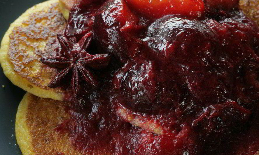 Рецепт кукурузных оладушек со сливами