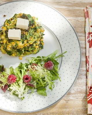 Кукурузные оладьи с овощами и сливочным сыром