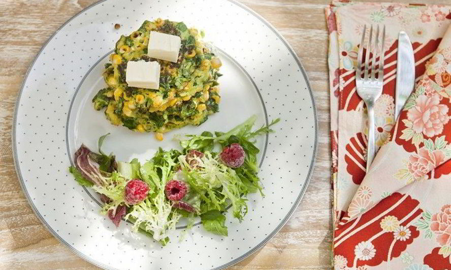 Рецепт кукурузных оладий с овощами и сливочным сыром