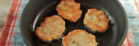 куриные оладьи с луком