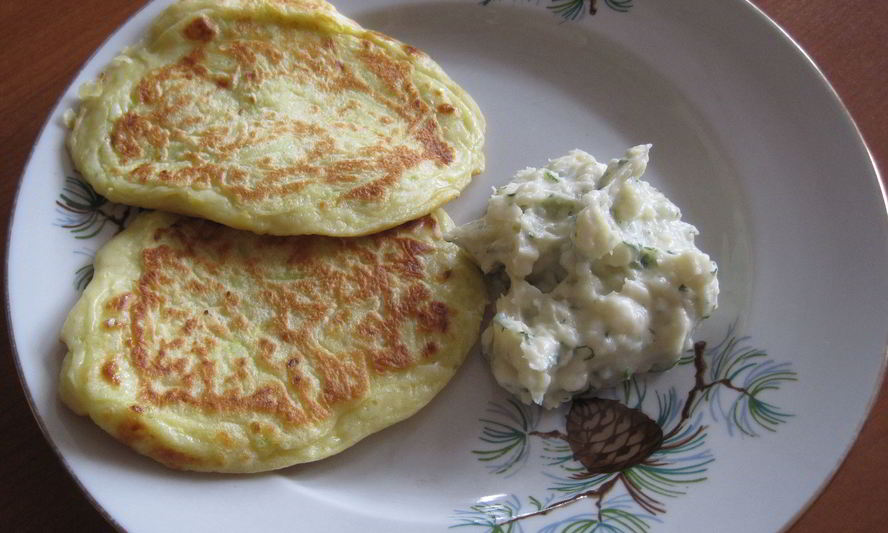 Рецепт оладий из цукини с сырным соусом