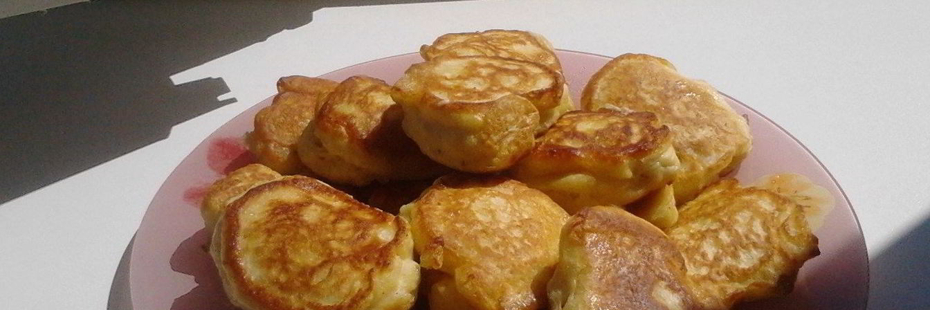 Оладьи на кефире с фруктами