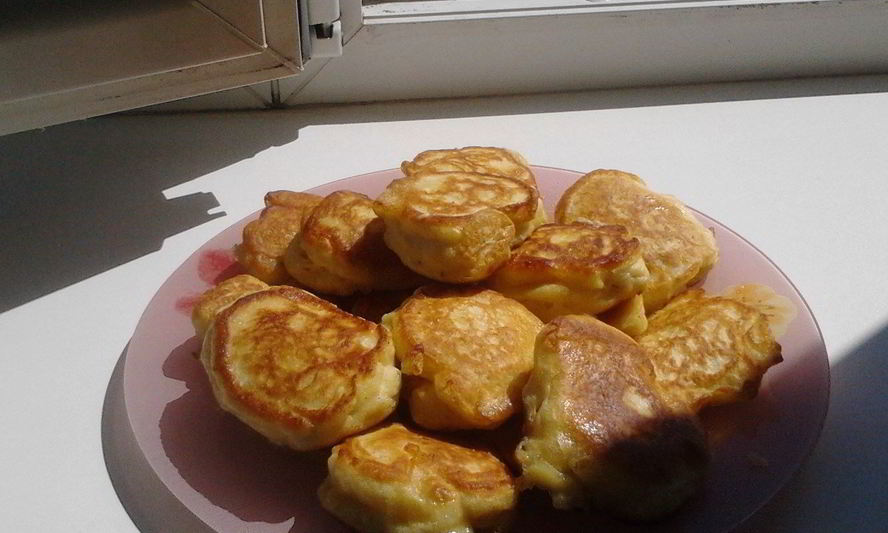 Рецепт оладий на кефире с фруктами