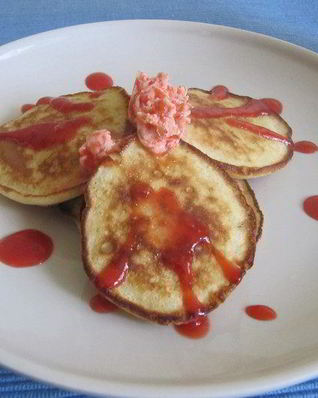 Оладьи с рикоттой и клубничным маслом