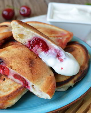 Оладьи с вишней на кефире