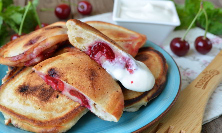 Рецепт оладий с вишней на кефире