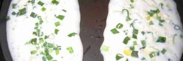 оладьи с яйцом и зеленым луком