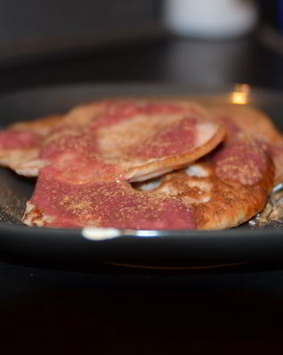 Оладьи с земляникой и ягодным соусом