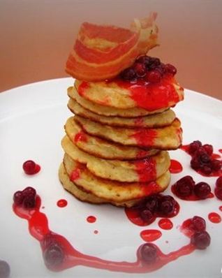 Овсяные оладьи с клюквенным соусом и беконом