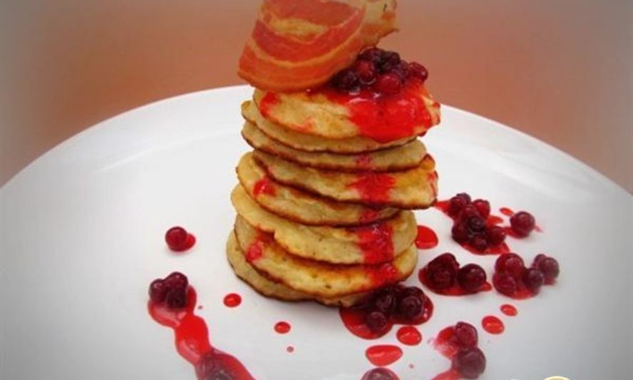 Рецепт овсяных оладий с клюквенным соусом и беконом