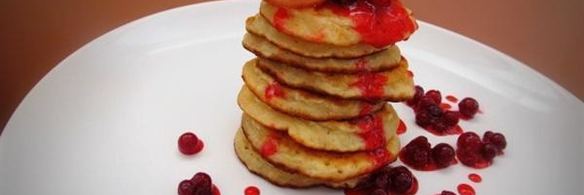 овсяные оладьи с клюквенным соусом и беконом