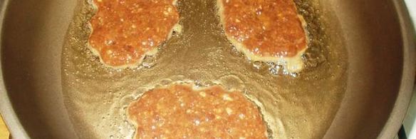 печеночные оладьи под соусом из огурца