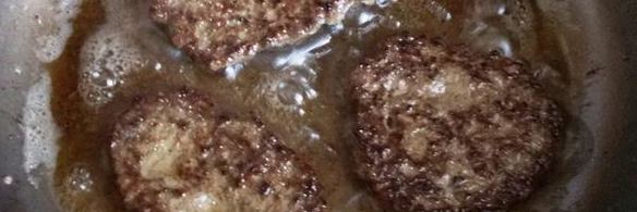 печеночные оладьи под соусом из огурца