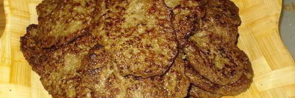 печеночные оладьи под соусом из огурца