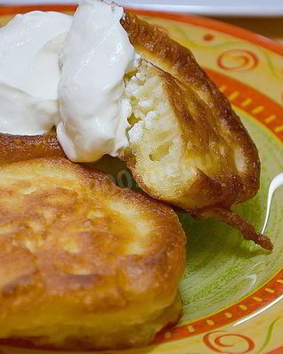 Пышные оладьи на теплом кефире с содой