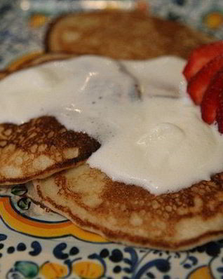 Сладкие гречневые оладьи с клубникой и взбитыми сливками