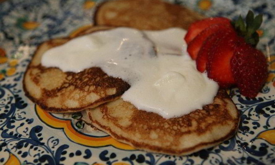 Рецепт сладких гречневых оладий с клубникой и взбитыми сливками