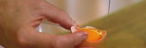 сладкие гречневые оладьи с клубникой и взбитыми сливками