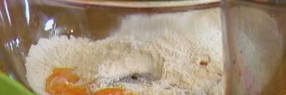 сладкие гречневые оладьи с клубникой и взбитыми сливками