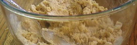 сладкие гречневые оладьи с клубникой и взбитыми сливками