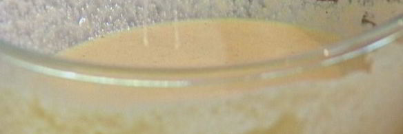 сладкие гречневые оладьи с клубникой и взбитыми сливками