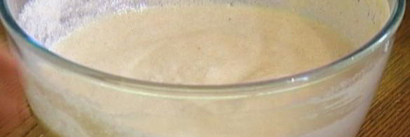 сладкие гречневые оладьи с клубникой и взбитыми сливками