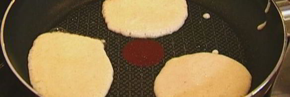 сладкие гречневые оладьи с клубникой и взбитыми сливками