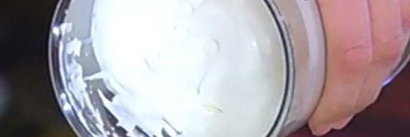 сладкие гречневые оладьи с клубникой и взбитыми сливками