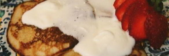 сладкие гречневые оладьи с клубникой и взбитыми сливками