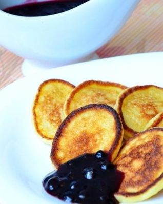 Творожные оладьи из творога с черничным соусом