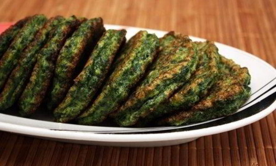 Рецепт зеленых оладий из кабачков с йогуртовым соусом