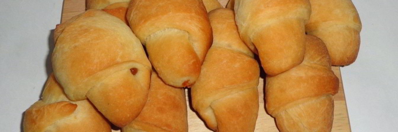 Дрожжевые рогалики с вареной сгущенкой