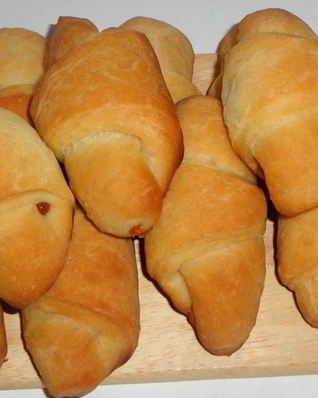 Дрожжевые рогалики с вареной сгущенкой