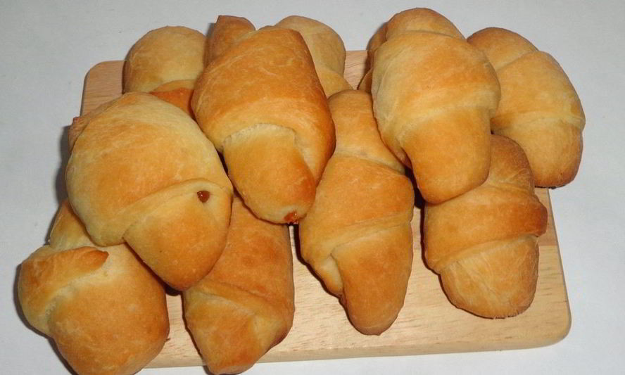 Рецепт дрожжевых рогаликов с вареной сгущенкой