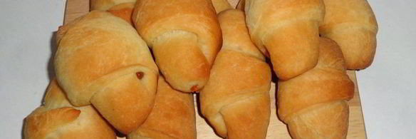 дрожжевые рогалики с вареной сгущенкой