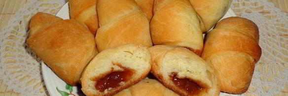 дрожжевые рогалики с вареной сгущенкой