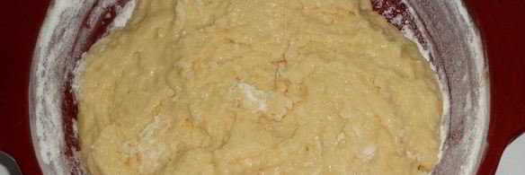 дрожжевые рогалики с вареной сгущенкой