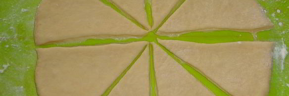 дрожжевые рогалики с вареной сгущенкой