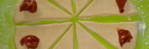 дрожжевые рогалики с вареной сгущенкой