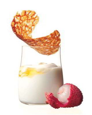 Личи в йогурте с печеньем