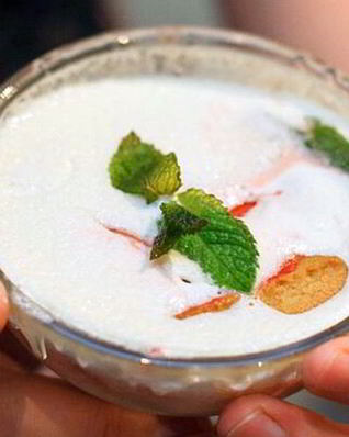 Парфе из клубники с имбирным печеньем и фреш-кремом