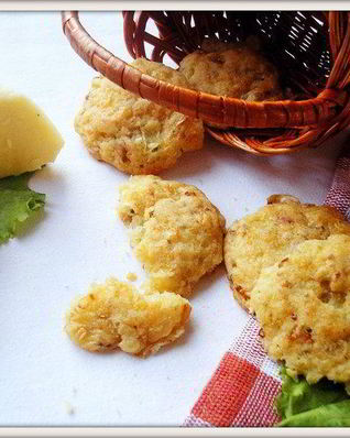 Печенье с сыром, горчицей и луком