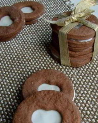 Печенье шоколадно-банановое с белой глазурью