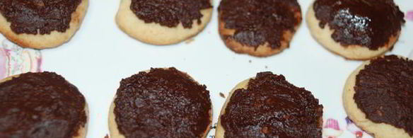 песочное печенье с шоколадной глазурью