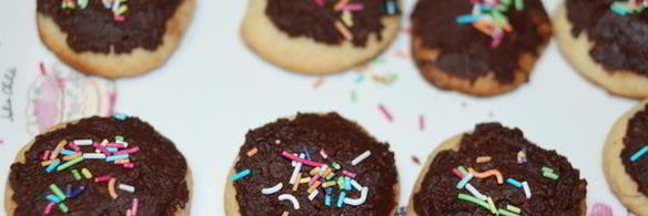 песочное печенье с шоколадной глазурью