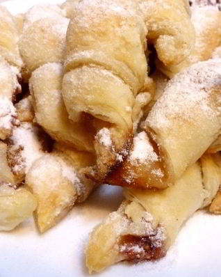 Рогалики из слоеного теста