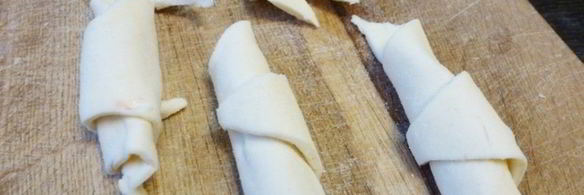 рогалики из слоеного теста