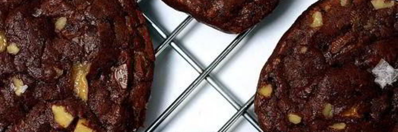 Шоколадное печенье с карамелью и орехами