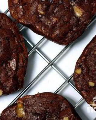 Шоколадное печенье с карамелью и орехами