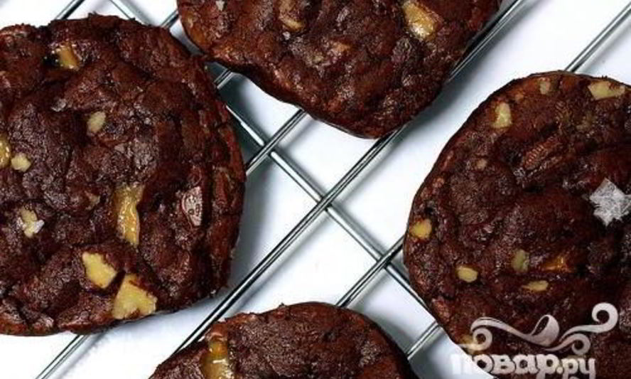 Рецепт шоколадного печенья с карамелью и орехами